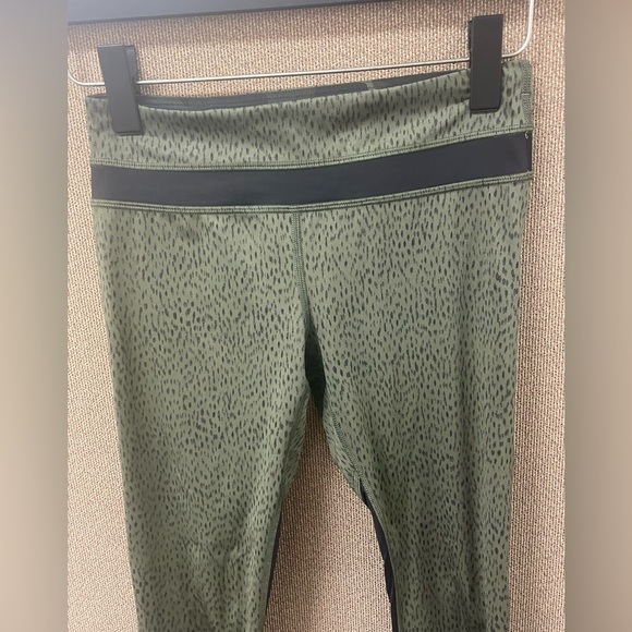 🐆Lululemon Run: Inspire Animal Print Green Mesh Crop, size 4 (EUC) - Picture 4 of 13